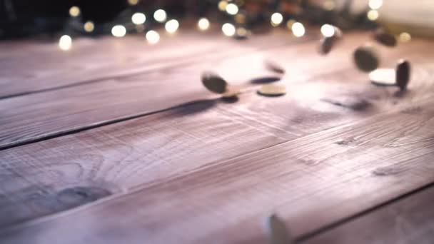 Pile de pièces tombant sur la table en bois — Video