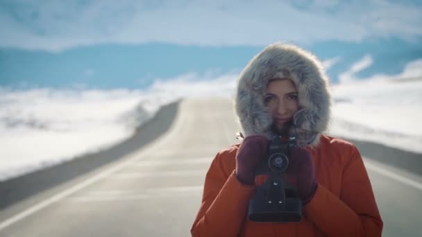 Chica feliz está haciendo una foto en un viejo cenit de cámara vintage — Vídeos de Stock