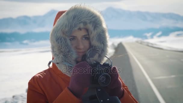 Ragazza felice sta facendo una foto su una vecchia fotocamera vintage zenith — Video Stock