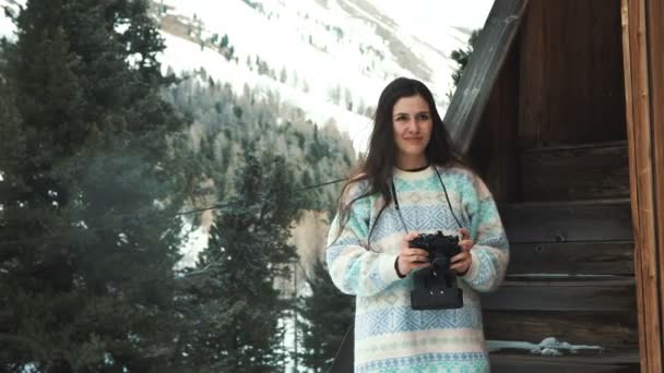 Fille avec un appareil photo vintage. Voyage en montagne — Video