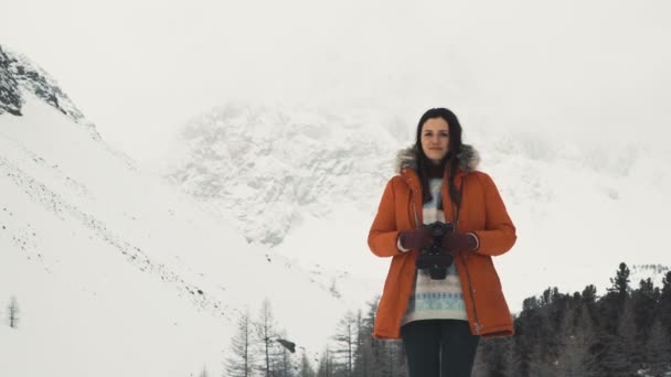 Belle fille fait une photo sur un vieux zénith de caméra vintage — Video