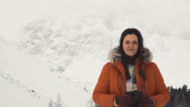 Schöne Mädchen macht ein Foto auf einem alten Vintage-Kamera Zenit — Stockvideo