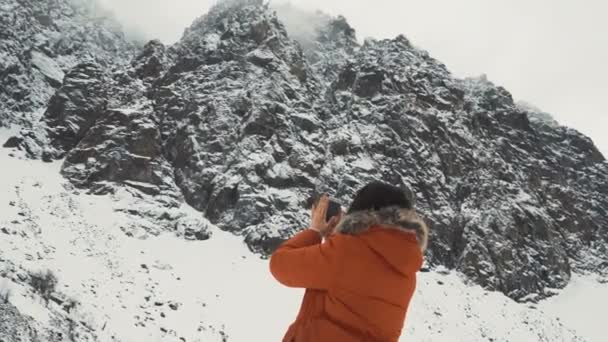 Bella ragazza fa una foto su una vecchia fotocamera vintage zenith — Video Stock