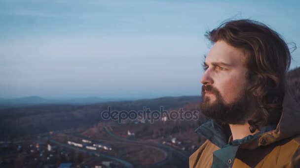 Joven turista tomando fotos del atardecer — Vídeos de Stock