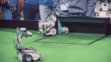 Novosibirsk Rusya - 20.06.2017: futbol oynarken eğlence özerk mobil robotlar. Robotlar futbol ya da futbol oynamak. Topu ve skor kalede robotlar insanlar tekme
