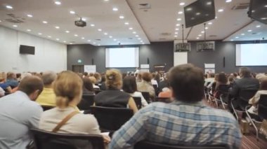 Novosibirsk Rusya - 20.06.2017: için başarılı satış pazarlama ve Ticaret şirket yönetimi hakkında konuşma dinleme. Siyaset ve Finans hakkında konuşun. Satmak öğrenmek.