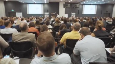 Novosibirsk Rusya - 20.06.2017: İş insanlar seminer konferans toplantı Office eğitim kavramı. Kadın ve erkek bir seminer konferans odasında dinleyin. Ekonomi ve pazarlama sorunları.