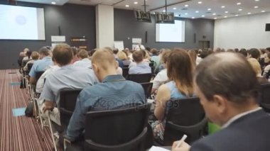 Novosibirsk Rusya - 20.06.2017: için başarılı satış pazarlama ve Ticaret şirket yönetimi hakkında konuşma dinleme. Siyaset ve Finans hakkında konuşun. Satmak öğrenmek.