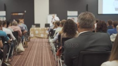 Novosibirsk Rusya - 20.06.2017: İş insanlar seminer konferans toplantı Office eğitim kavramı. Kadın ve erkek bir seminer konferans odasında dinleyin. Ekonomi ve pazarlama sorunları.