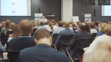 Novosibirsk Rusya - 20.06.2017: İş insanlar seminer konferans toplantı Office eğitim kavramı. Kadın ve erkek bir seminer konferans odasında dinleyin. Ekonomi ve pazarlama sorunları.
