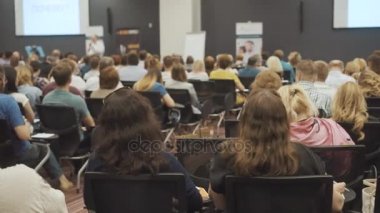 Novosibirsk Rusya - 20.06.2017: Kadınlar dinle seminer veya konferans bir sınıf veya büyük bir salonu. Erkek.