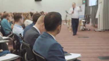 Novosibirsk Rusya - 20.06.2017: İş insanlar seminer toplantı Office eğitim kavramı. Kadın ve erkek bir seminer konferans odasında dinleyin. Ekonomi ve pazarlama sorunları. Satışları artırmak.