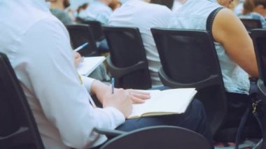 Novosibirsk Rusya - 20.06.2017: Adam yazıyor bir seminer Event'de kalemiyle Not defterinizdeki.