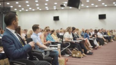 Novosibirsk Rusya - 20.06.2017: İnsanlar koridorda sunu sahnede alkış