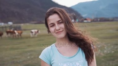 Sıcak denim ceket bir kovboy doğal güzelliği ile güzel bir esmer