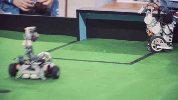 NOVOSIBIRSK RUSSIA 20.06.2017: Robot bergerak otonom Hiburan yang bermain sepak bola. Robot bermain sepak bola atau sepak bola. Robot sebagai orang menendang bola dan mencetak gol — Stok Video