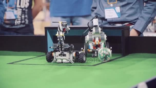 Novosibirsk Ryssland - 20.06.2017: Underhållning autonoma mobila robotar spela fotboll. Robotar spela fotboll eller fotboll. Robotar som folk sparka bollen och poäng i målet — Stockvideo