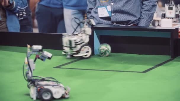 Nowosybirsk - 20.06.2017: Rozrywka autonomiczne roboty mobilne gry w piłkę nożną. Roboty gry piłki nożnej, piłka nożna. Roboty jak ludzie kopać piłkę i wynik w bramce — Wideo stockowe