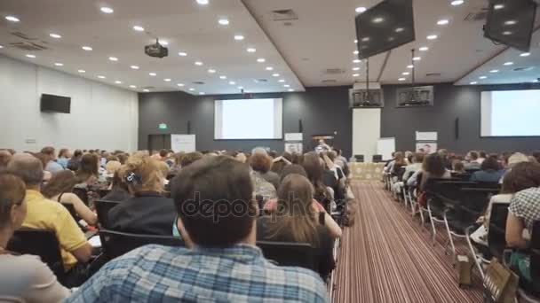 NOVOSIBIRSK RUSSIE - 20.06.2017 : À l'écoute du discours sur le marketing et la gestion de la société commerciale pour des ventes réussies. Parler de politique et de finance. Apprendre à vendre . — Video