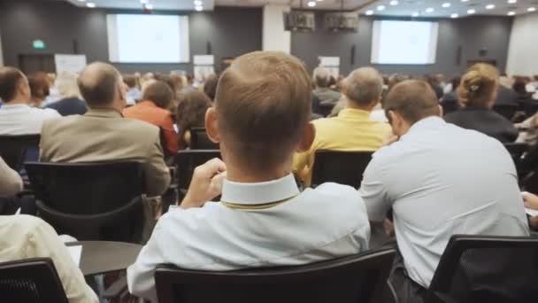 Novosibirsk Ryssland - 20.06.2017: Människor seminarium konferens möte Office utbildning affärsidé. Män och kvinnor Lyssna på ett seminarium i konferensrummet. Problem med ekonomi och marknadsföring. — Stockvideo