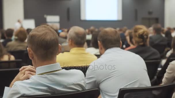 NOVOSIBIRSK RUSSIA - 20.06.2017: Business People Seminar Conference Meeting Office Training Concept. Homens e mulheres ouvem um seminário na sala de conferências. Problemas de economia e marketing . — Vídeo de Stock
