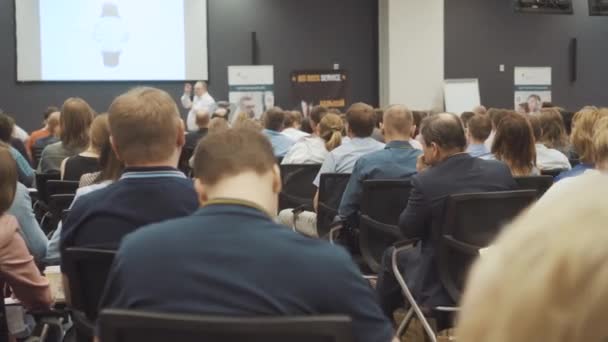 NOVOSIBIRSK RUSSIE - 20.06.2017 : Séminaire Business People Conference Meeting Office Training Concept. Hommes et femmes écoutent un séminaire dans la salle de conférence. Problèmes d'économie et de marketing . — Video