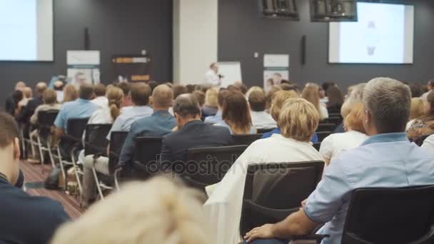 NOVOSIBIRSK RUSSIA - 20.06.2017: Business People Seminar Conference Office Training Concept. Мужчины и женщины слушают семинар в конференц-зале. Проблемы экономики и маркетинга . — стоковое видео