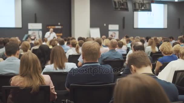 Novosibirsk Rusya - 20.06.2017: İş insanlar seminer konferans toplantı Office eğitim kavramı. Kadın ve erkek bir seminer konferans odasında dinleyin. Ekonomi ve pazarlama sorunları. — Stok video