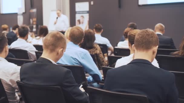 Nowosybirsk - 20.06.2017: Firmy ludzie seminarium spotkanie Office koncepcji kształcenia. Mężczyzn i kobiet słuchać seminarium w sali konferencyjnej. Problemy ekonomii i marketingu. Wzrost sprzedaży. — Wideo stockowe