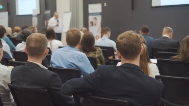 Novosibirsk Rusya - 20.06.2017: İş insanlar seminer toplantı Office eğitim kavramı. Kadın ve erkek bir seminer konferans odasında dinleyin. Ekonomi ve pazarlama sorunları. Satışları artırmak. — Stok video