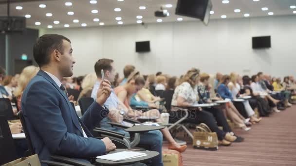 Novosibirsk Rusya - 20.06.2017: İş insanlar seminer toplantı Office eğitim kavramı. Kadın ve erkek bir seminer konferans odasında dinleyin. Ekonomi ve pazarlama sorunları. Satışları artırmak. — Stok video