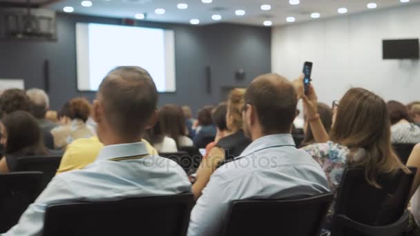 Novosibirsk Rusland - 20.06.2017: Mensen Seminar vergadering Office Training bedrijfsconcept. Mannen en vrouwen luisteren naar een seminar in de vergaderruimte. Problemen van de economie en marketing. Omzetstijging. — Stockvideo