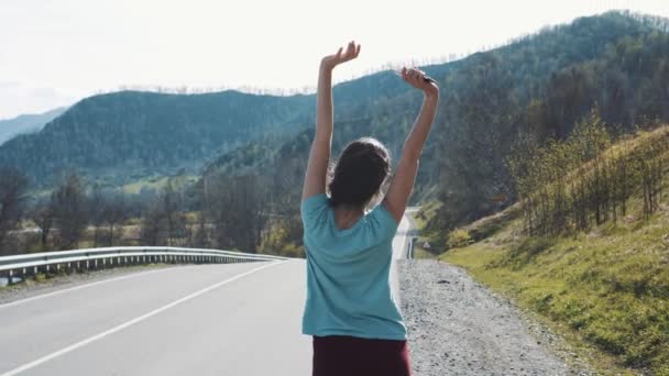 Fille s'étend dans la nature . — Video