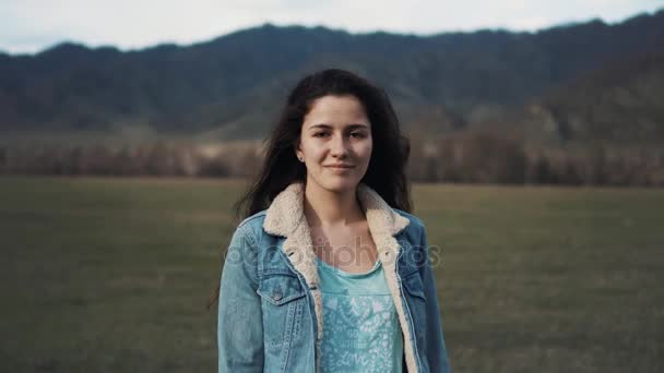 Een prachtige brunette met natuurlijke schoonheid, in een warme denim jasje van een cowboy — Stockvideo