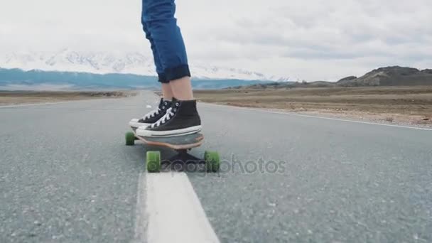 Kuray russland - 01.05.2017: skateboarderin schnell unterwegs. Frau macht Longboard bergab und fährt schnell. Freiheitsgefühl in der Jugend oder Einsamkeit. — Stockvideo