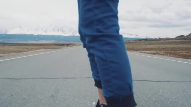 KURAY RUSSIA - 01.05.2017: mujer patinando rápido en la carretera. Mujer haciendo longboard cuesta abajo y montando rápido. Sensación de libertad en la juventud o soledad . — Vídeo de stock