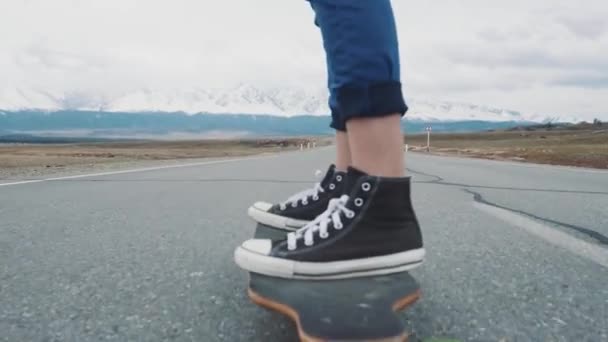 KURAY RUSSIA - 01.05.2017: mulher skate rápido na estrada. Mulher fazendo longboard downhill e cavalgando rápido. Sensação de liberdade na juventude ou solidão . — Vídeo de Stock