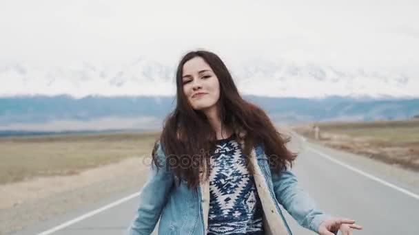 telka-tantsuet-po-doroge