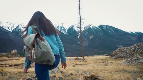 徒步旅行者走停下来看看。活跃在户外山徒步旅行期间的远足女孩. — 图库视频影像