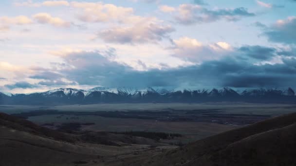 Nubes y montañas, lapso de tiempo. Montaña altai, alrededor de Mongolia . — Vídeo de stock
