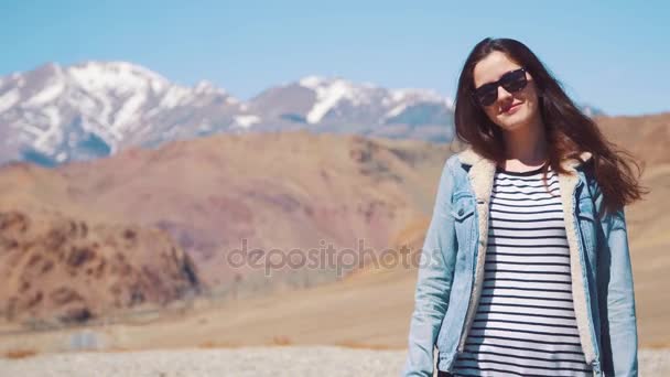 Gadis cantik di alam tersenyum dan tertawa. Terhadap latar belakang gunung . — Stok Video