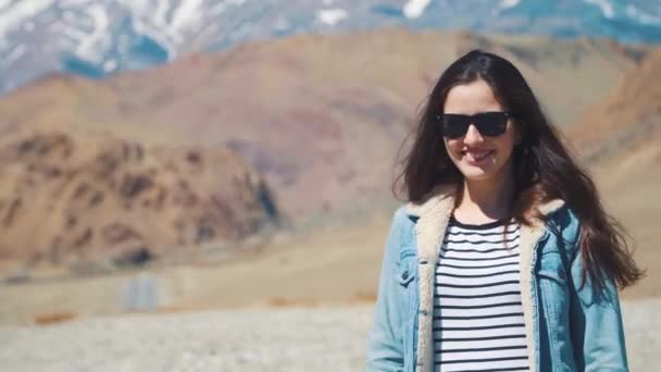 Hermosa chica en la naturaleza sonriendo y riendo. En el fondo de la montaña . — Vídeo de stock