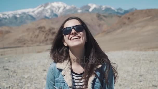 Hermosa chica en la naturaleza sonriendo y riendo. En el fondo de la montaña . — Vídeo de stock