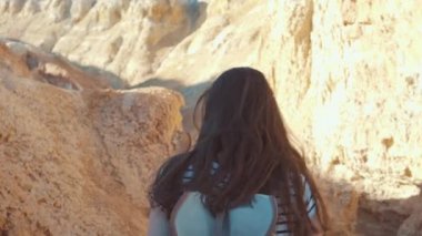 Kuray Rusya - 01.05.2017: Mutlu kız Gezgin yürüyüşler kırmızı dağlar. Dağlar mars, kırmızı kil gibi vardır. Yalnız, kendinizi bulma seyahat.