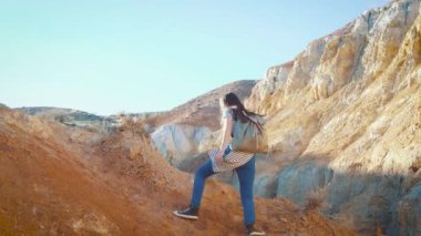 Kuray Rusya - 01.05.2017: Mutlu kız Gezgin yürüyüşler kırmızı dağlar. Dağlar mars, kırmızı kil gibi vardır. Yalnız, kendinizi bulma seyahat.