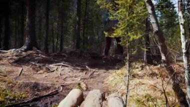 Kuray Rusya - 01.05.2017: Mutlu kız Gezgin vahşi orman yürür. Ceket yürüyüş ve sırt çantası hiking kot pantolon giymiş. Yoğun bir orman çam ağaçları ve diğer ağaçlar. Yalnız, kendinizi bulma seyahat