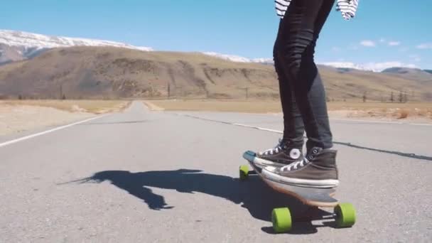 Kuray Ryssland - 01.05.2017: kvinnan skateboard snabbt på vägen. Kvinnan gör longboard störtlopp och rider snabbt. Känslan av frihet i Ungdom eller ensamhet. — Stockvideo