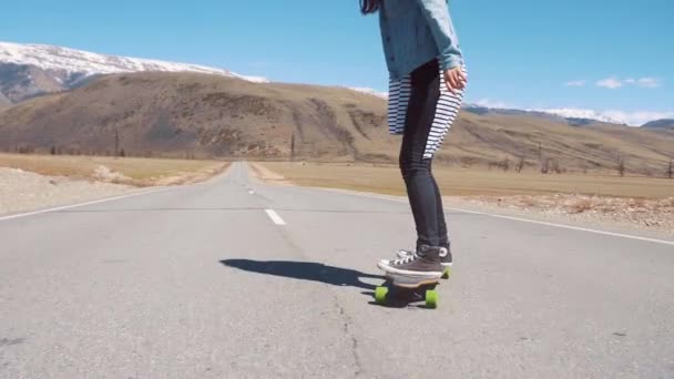 Kuray Rusland - 01.05.2017: vrouw skateboarden snel op de weg. Vrouw longboard afdaling te doen en te snel rijden. Gevoel van vrijheid in de jeugd of eenzaamheid. — Stockvideo