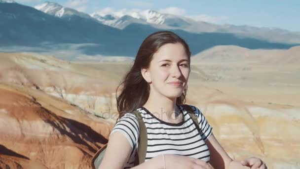 Close-up van portret van mooie jonge vrouw in de natuur met donkerbruine haren waait in de wind kijken bergzicht wandelaar meisje in Noorwegen Slow Motion — Stockvideo