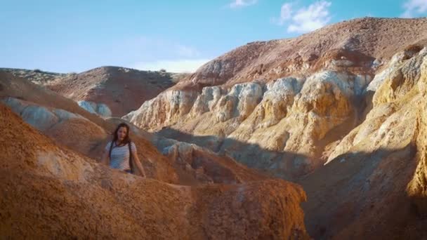 Kuray Ρωσία - 01.05.2017:Happy κορίτσι ταξιδιώτης περπατά στα κόκκινα βουνά. Τα βουνά είναι σαν τον Άρη, κόκκινο πηλό. Ταξιδεύουν μόνοι, εξεύρεση τον εαυτό σας. — Αρχείο Βίντεο